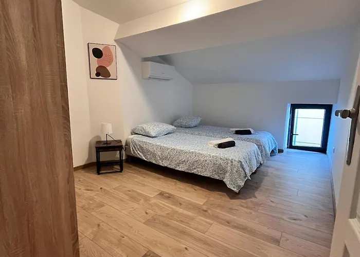 Будинок відпочинку Quiet House For 12 People Near Cite *