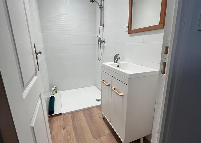 Будинок відпочинку Quiet House For 12 People Near Cite Каркассонн