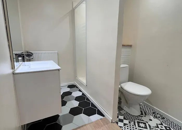 Будинок відпочинку Quiet House For 12 People Near Cite *